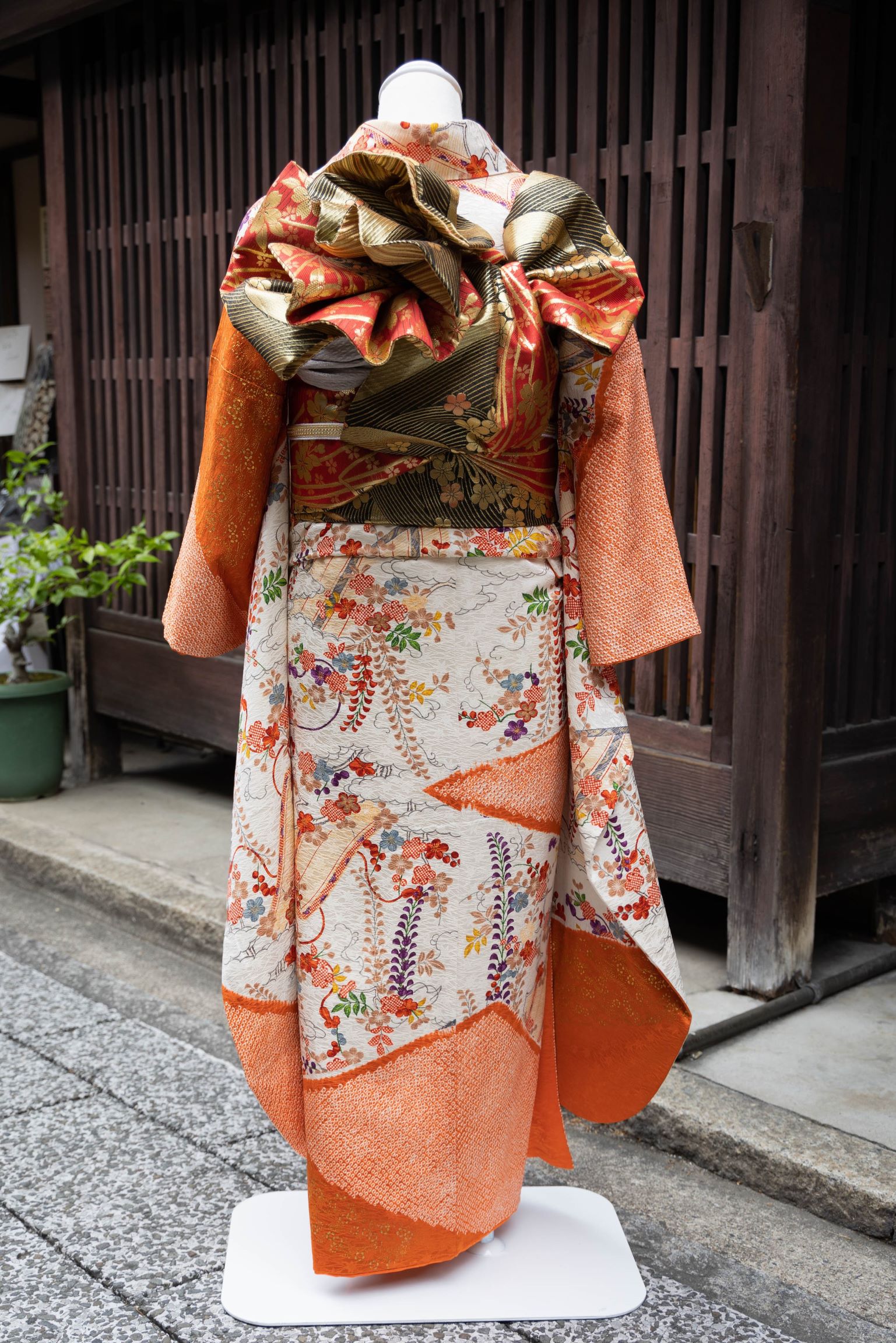 赤燈藤の花尽くし｜京都の成人式振袖・卒業式袴レンタル シュハリス