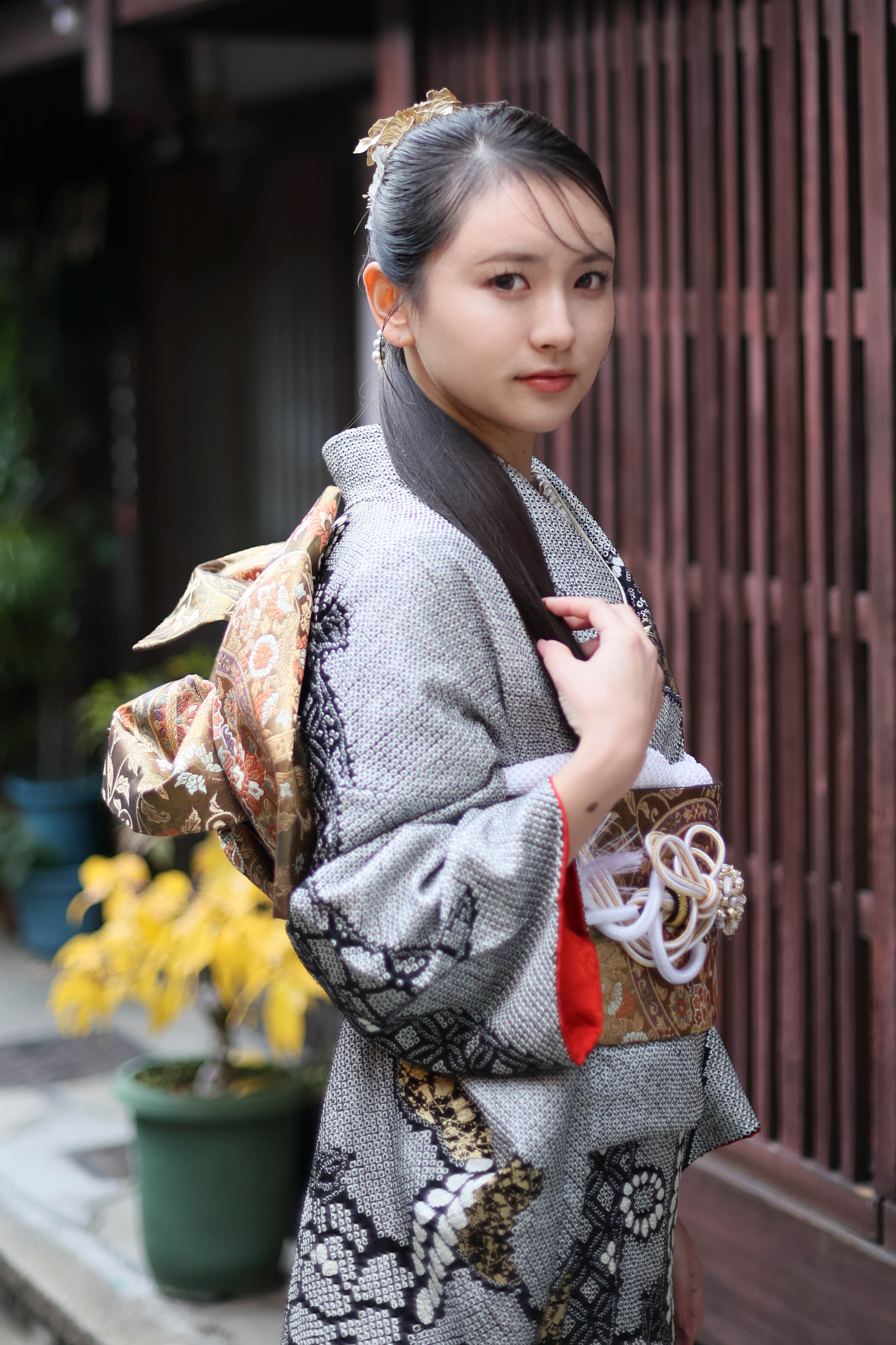 黒絞りに花熨斗目｜京都の成人式振袖・卒業式袴レンタル シュ