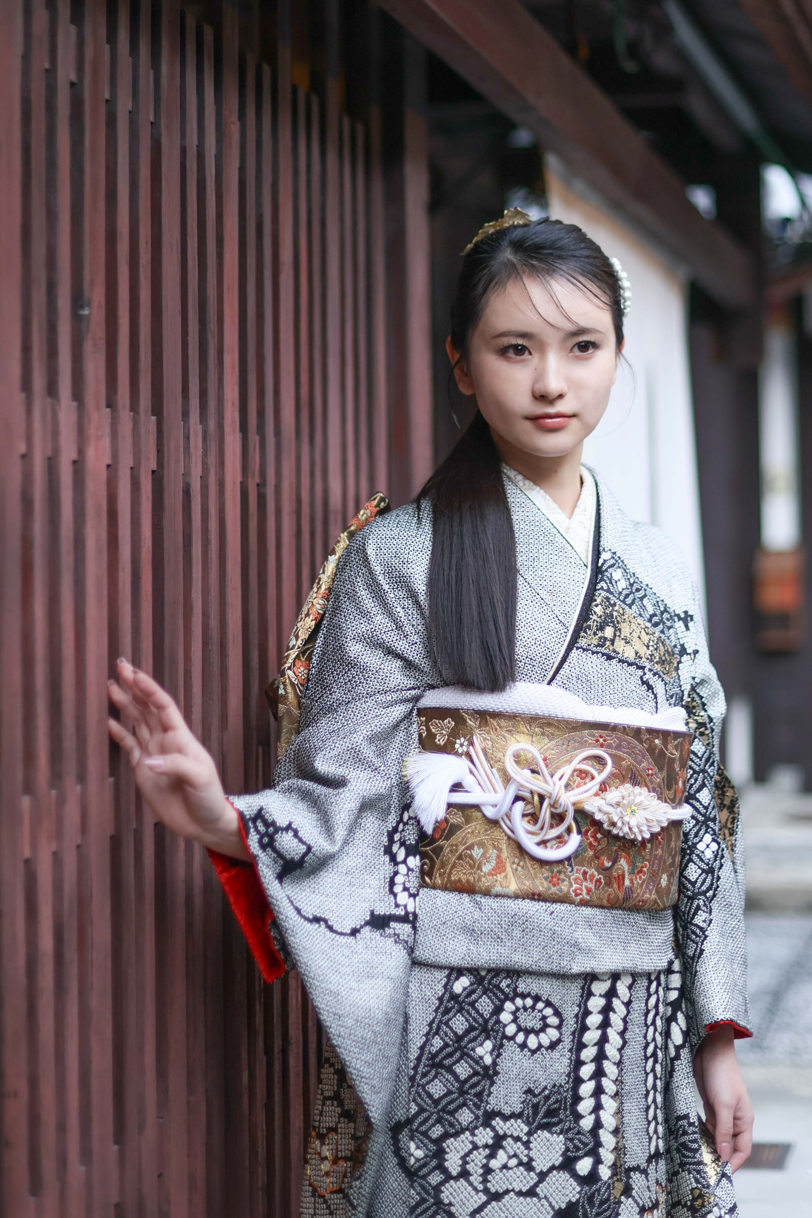 黒絞りに花熨斗目｜京都の成人式振袖・卒業式袴レンタル シュハリス 