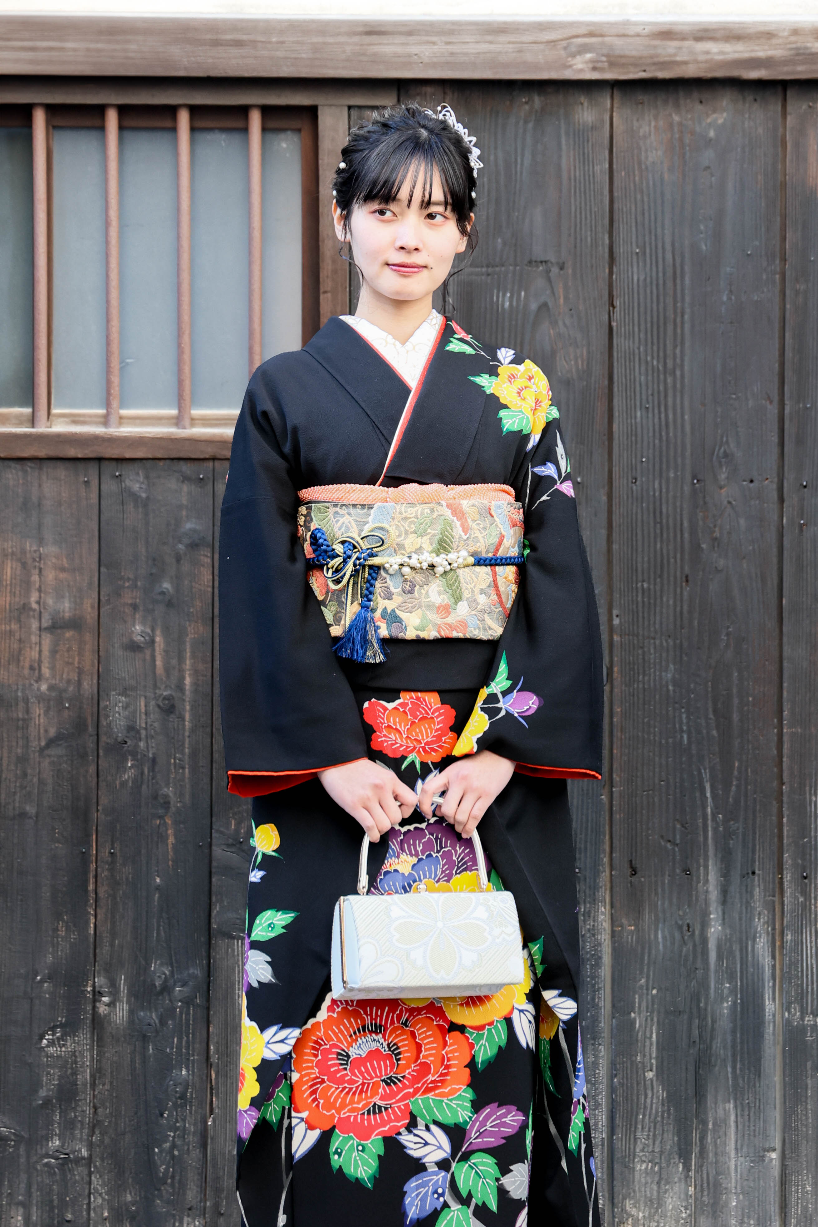 黒地に鮮やか牡丹