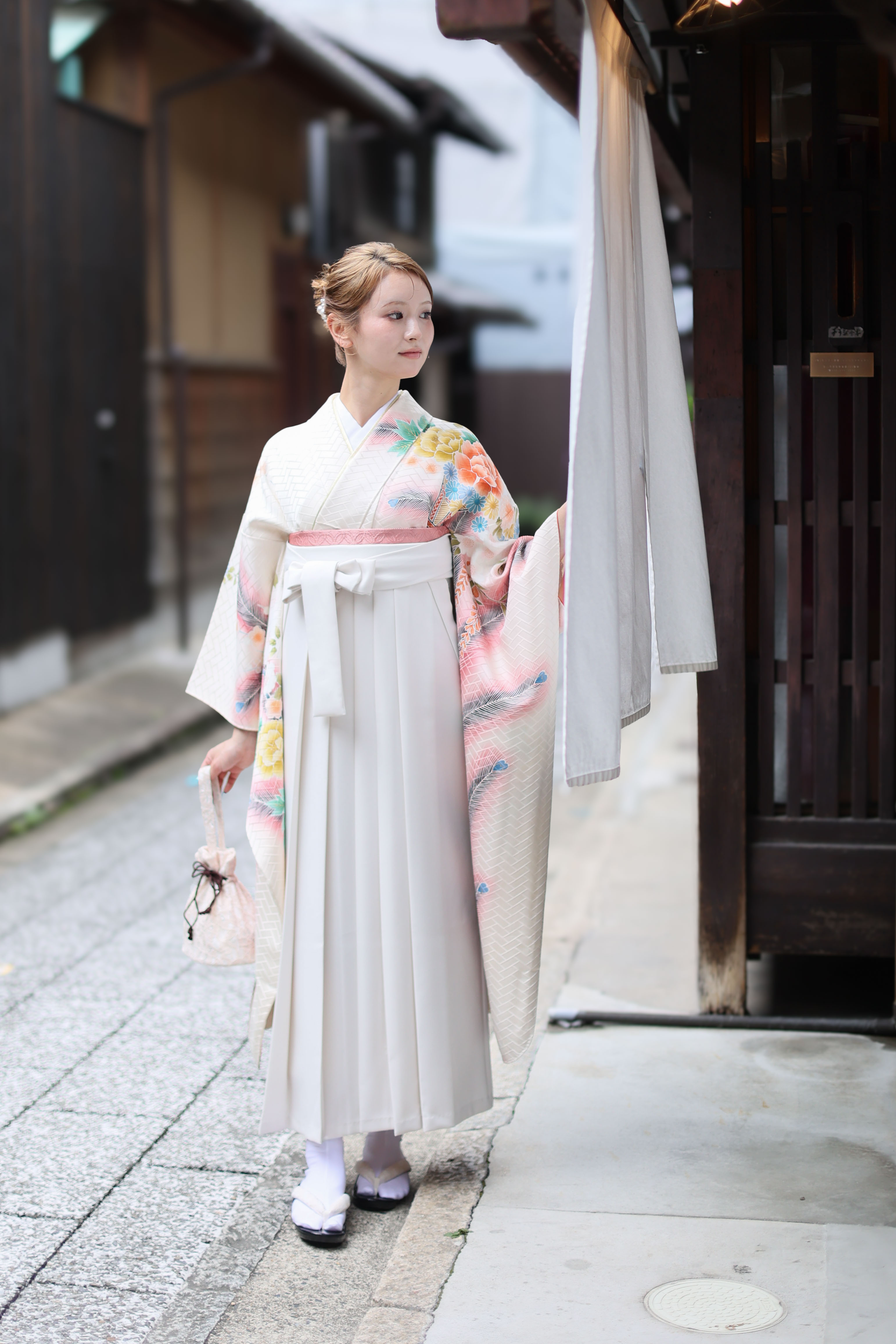 11.KO-White<br><font size ="1">※写真は組み合わせイメージです。レンタル内容は袴のみとなり、モデル着用の着物・帯・小物などは含まれません。</font>