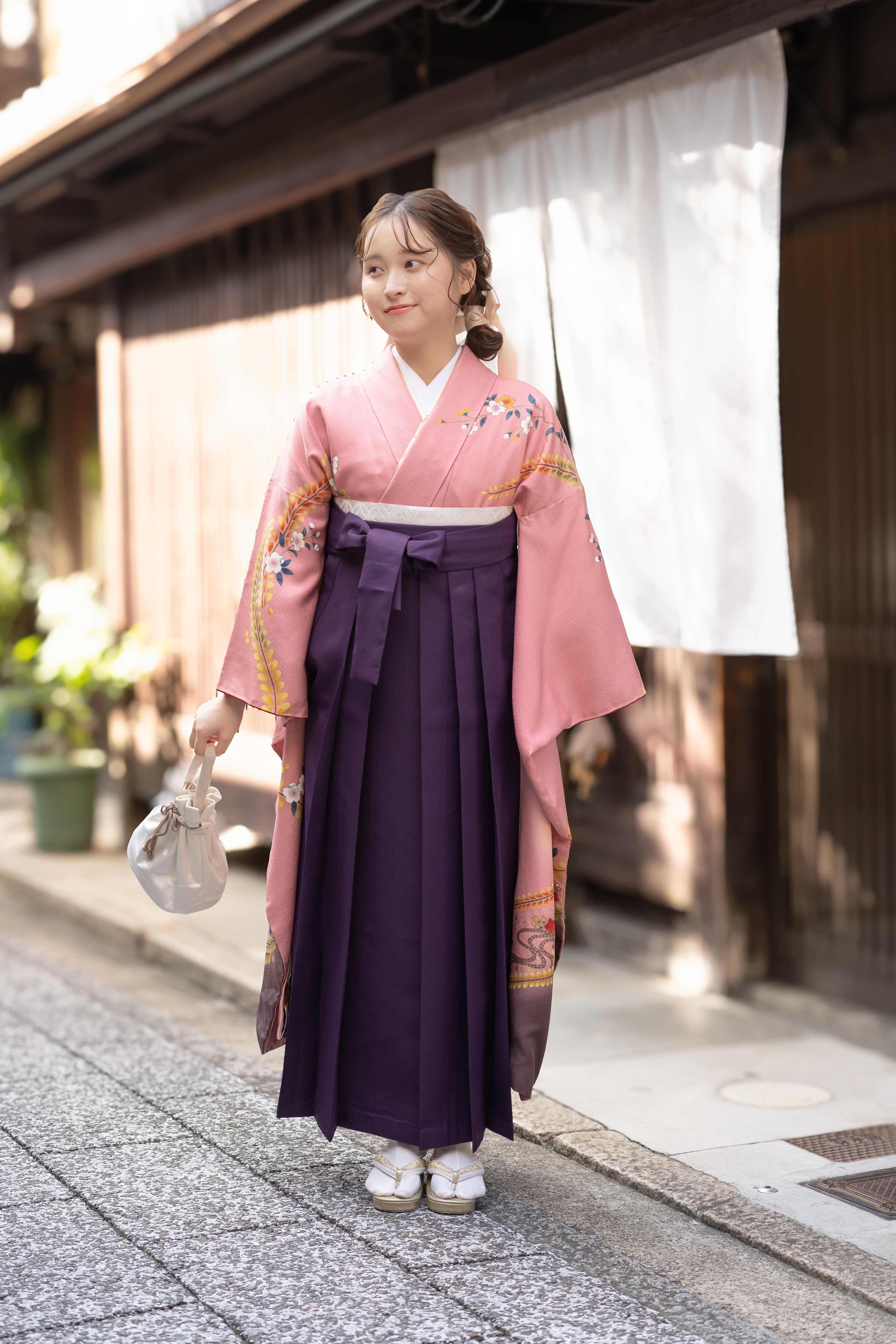 10.KJ-Violet<br><font size ="1">※写真は組み合わせイメージです。レンタル内容は袴のみとなり、モデル着用の着物・帯・小物などは含まれません。</font>
