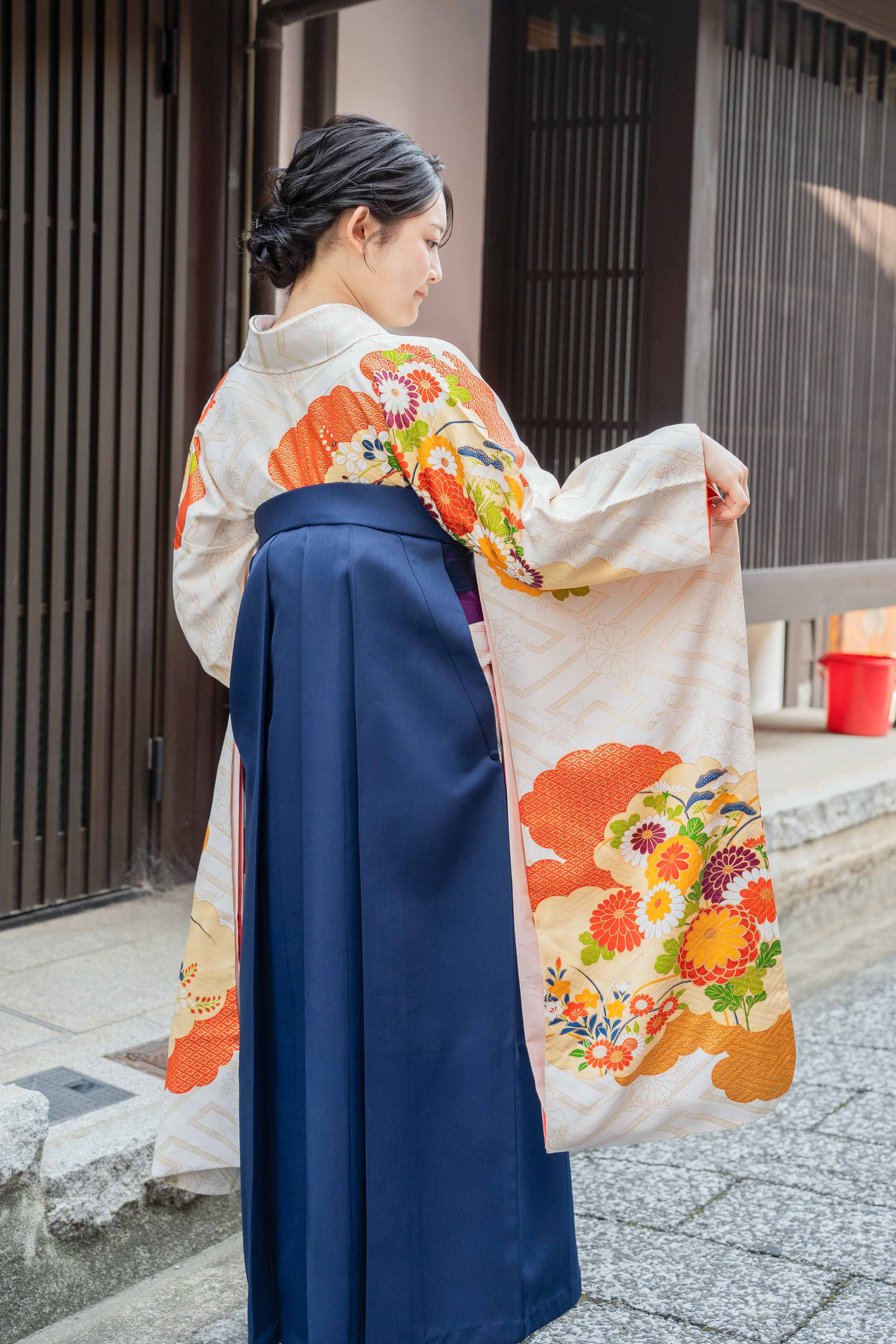紗綾形に雲取りと丸菊