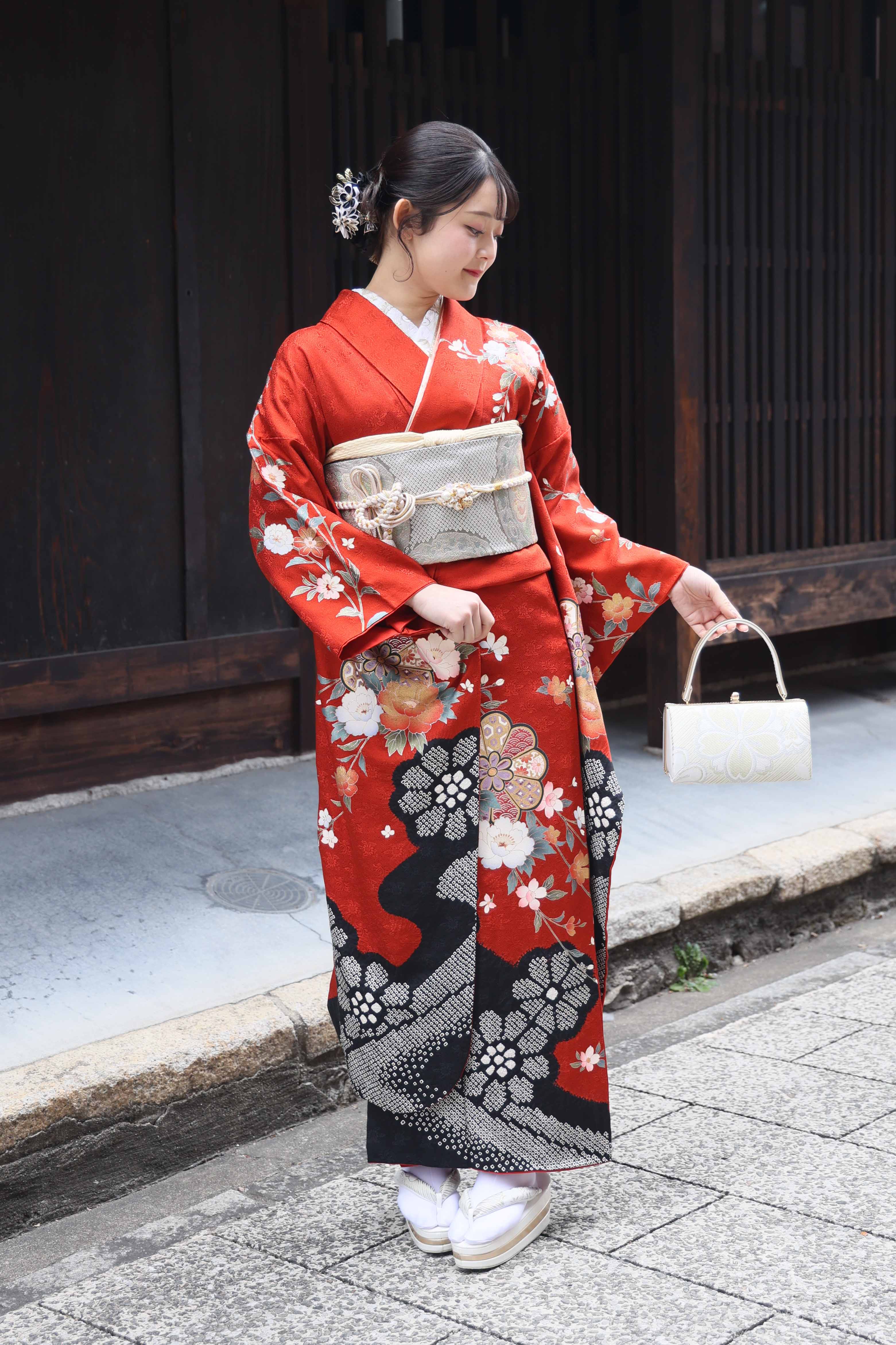茜色に吉祥菊と牡丹