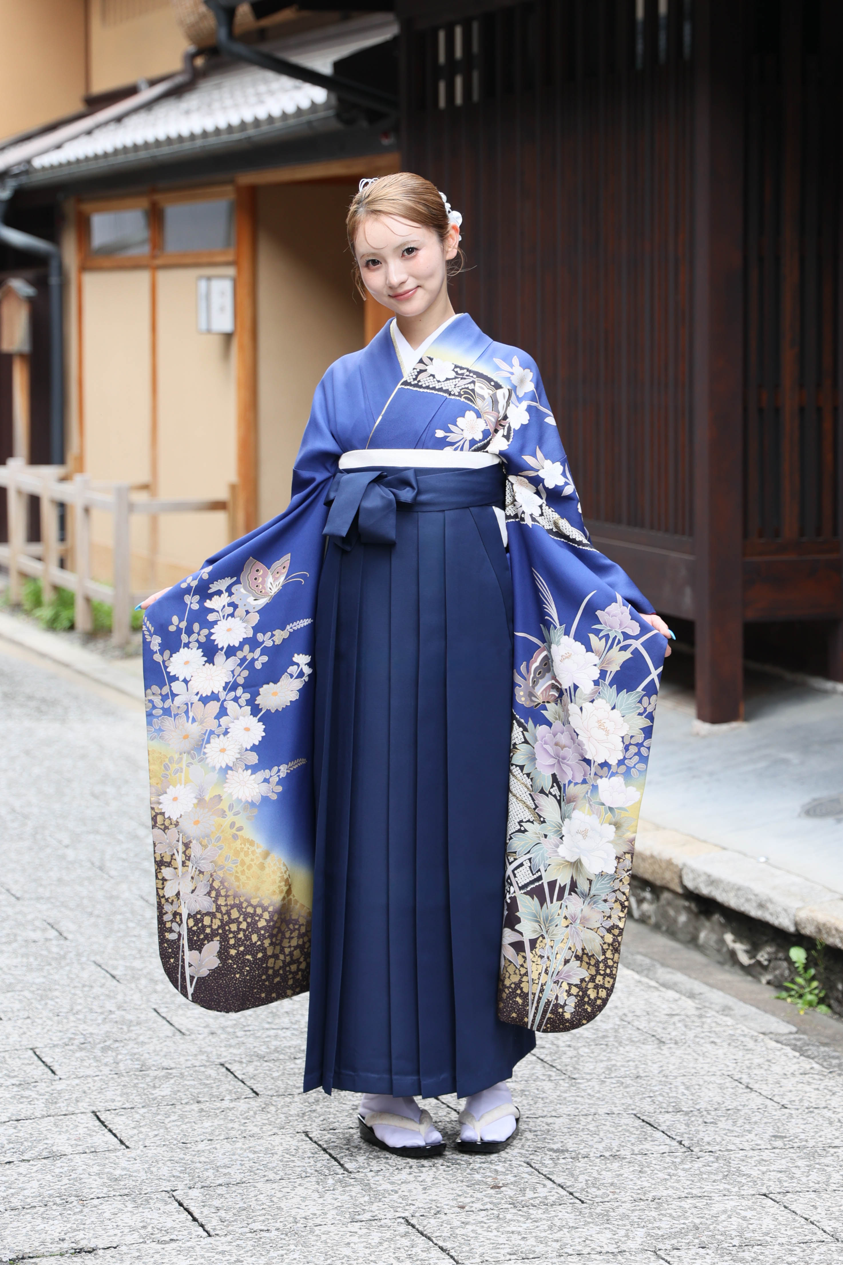 紺青に花蝶と流水