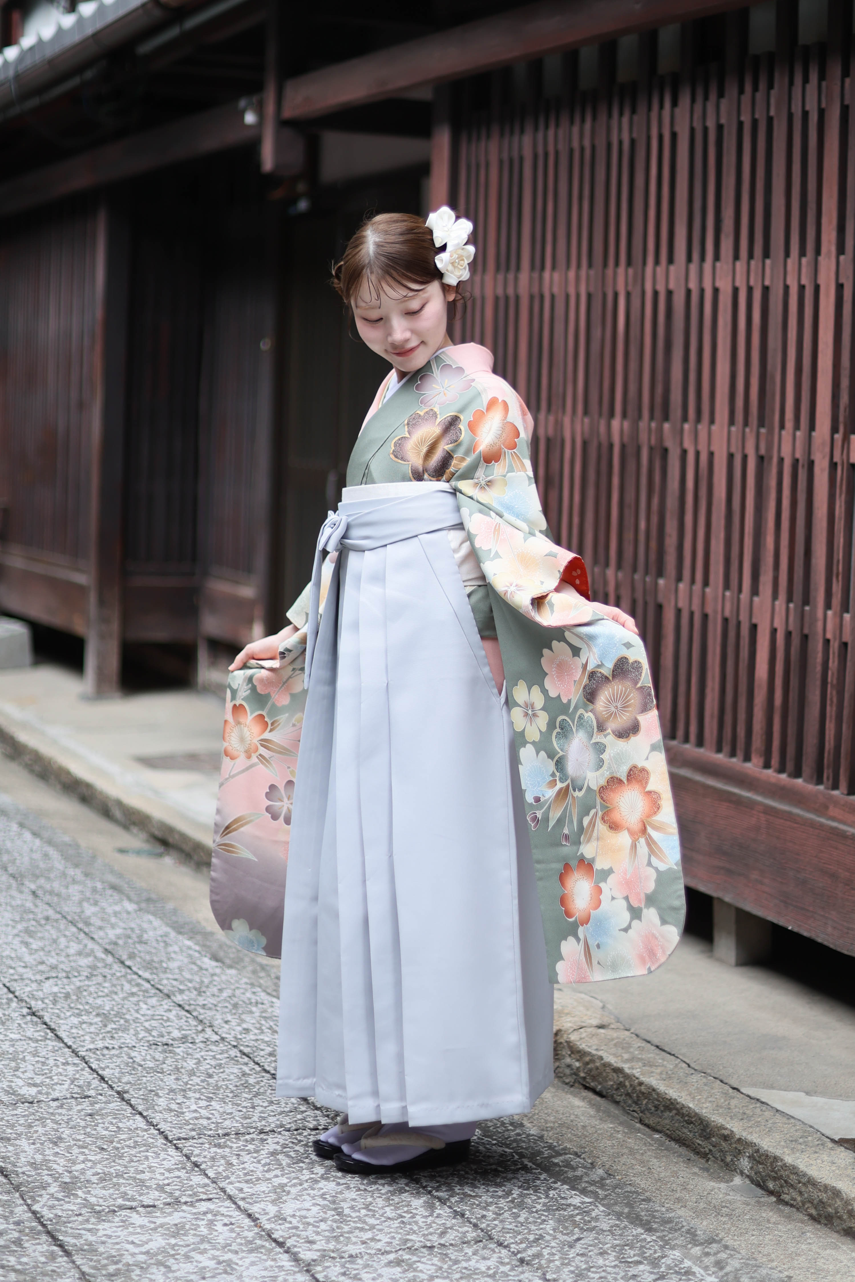 5.KJ-Gray<br><font size ="1">※写真は組み合わせイメージです。レンタル内容は袴のみとなり、モデル着用の着物・帯・小物などは含まれません。</font>