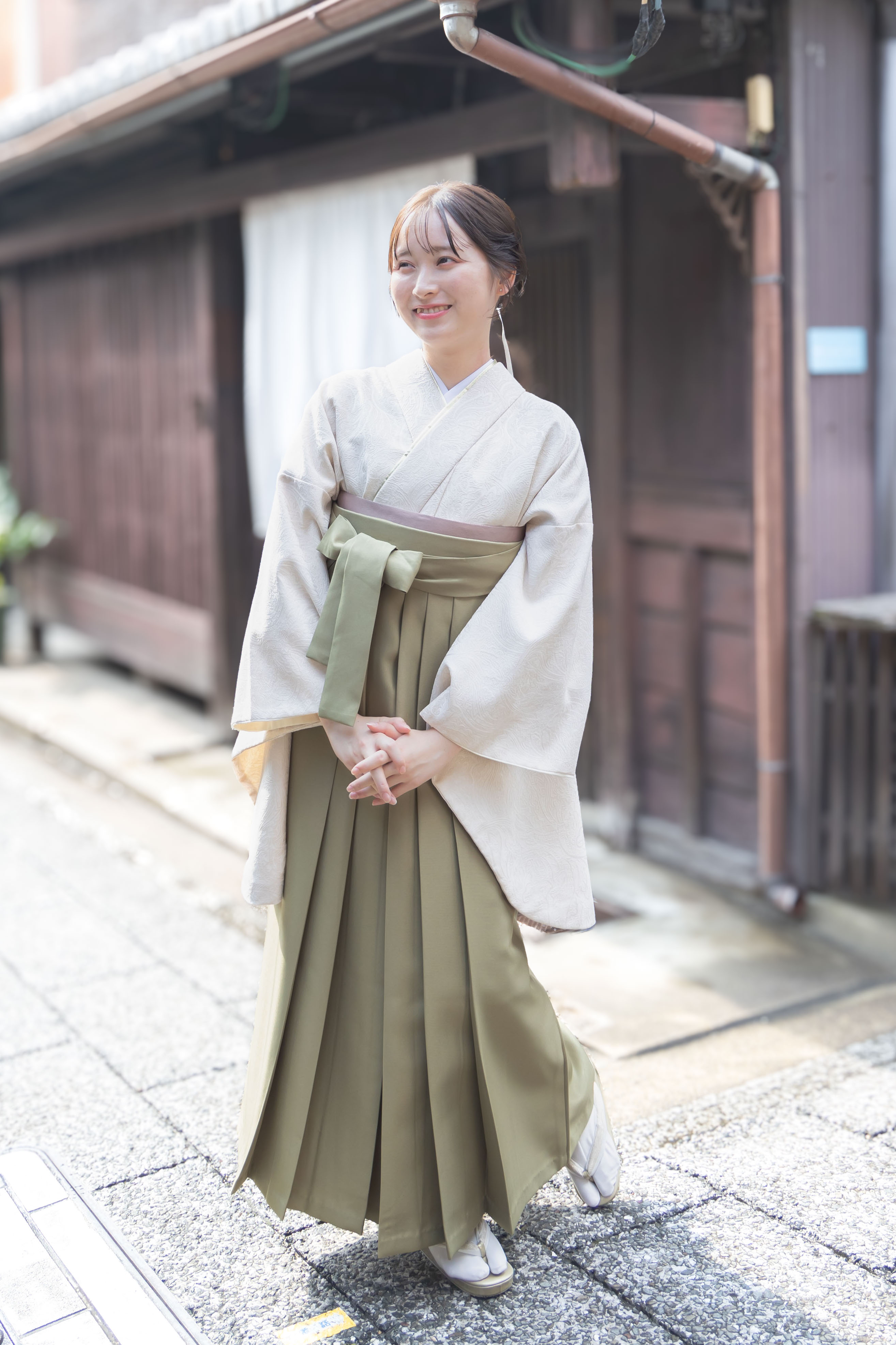 23.OB-Olive<br><font size ="1">※写真は組み合わせイメージです。レンタル内容は袴のみとなり、モデル着用の着物・帯・小物などは含まれません。</font>